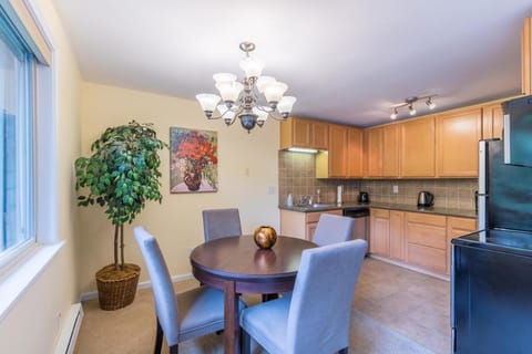 the Juliet, Best Area, 2 Bedrooms, WD, Jacuzzi Bath, New Carpet, 825sf Eigentumswohnung in Tacoma