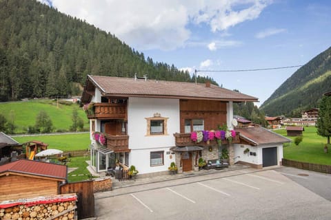 Property building, Garden, Parking