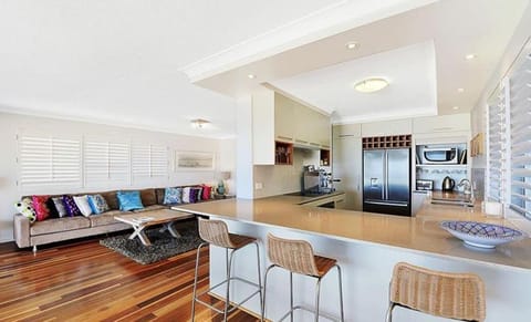 BEACHFRONT Beauty! House in Surfers Paradise