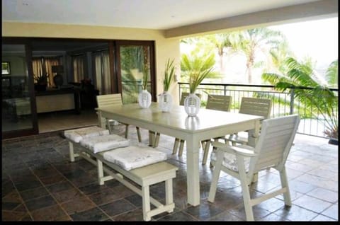 Mahogany Villa Guesthouse - SOLAR Bed and Breakfast in Dolphin Coast