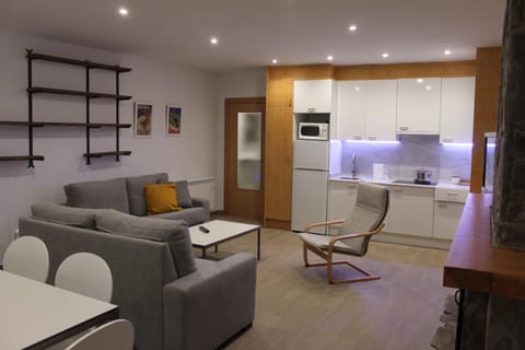 Night, TV and multimedia, Kitchen or kitchenette, Living room, Photo of the whole room, Seating area