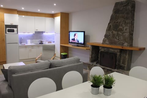 Night, TV and multimedia, Kitchen or kitchenette, Living room, Photo of the whole room, Seating area, Dining area