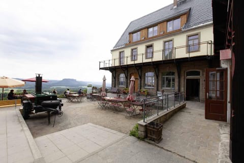 Facade/entrance, Balcony/Terrace, Mountain view