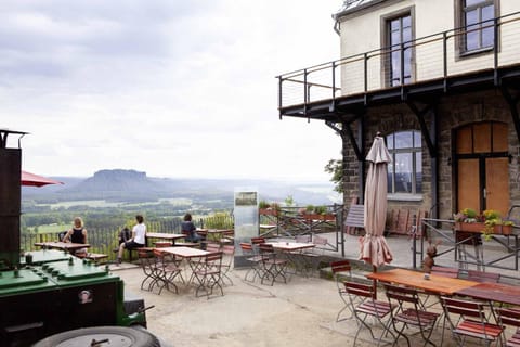 Restaurant/places to eat, Balcony/Terrace, Mountain view