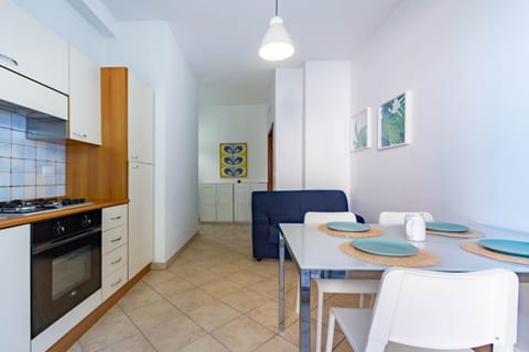 Kitchen or kitchenette, Dining area, oven