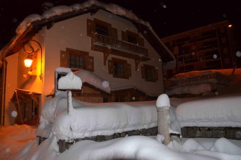 Property building, Facade/entrance, Winter