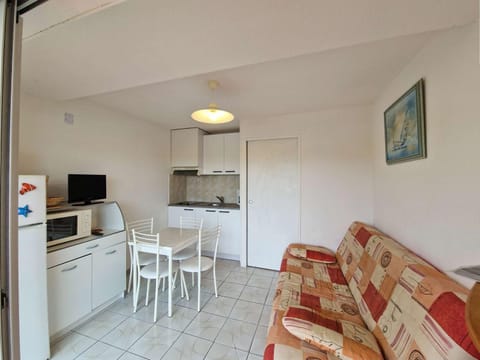 Studio cabine cosy avec terrasse, accès direct plage et parking privé, 2-4 pers, animaux ok - FR-1-387-139 Apartment in Marseillan