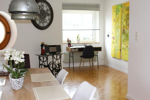 Photo of the whole room, Dining area