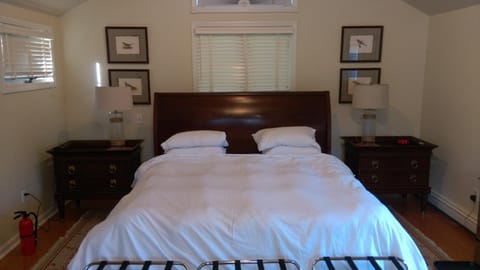 Spacious master bedroom and bath Alojamiento y desayuno in Wellesley