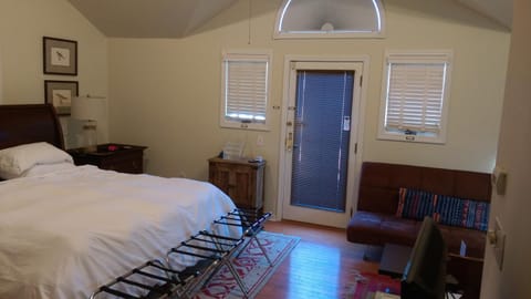Spacious master bedroom and bath Bed and Breakfast in Wellesley