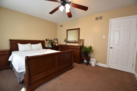 Tuscany 2900 - Classic Italian Style 3BR w Parking near Airport Apartment in Philadelphia