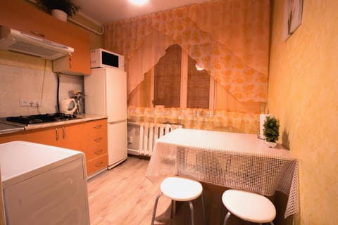 Kitchen or kitchenette, Dining area, minibar, stove