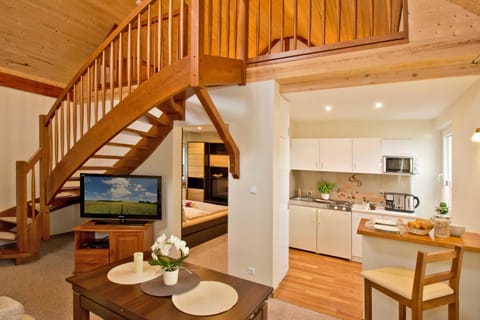 TV and multimedia, Kitchen or kitchenette, Living room, Seating area, Dining area