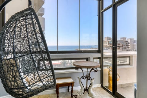 Backup Powered Atlantic Sea-View Penthouse Condominio in Sea Point
