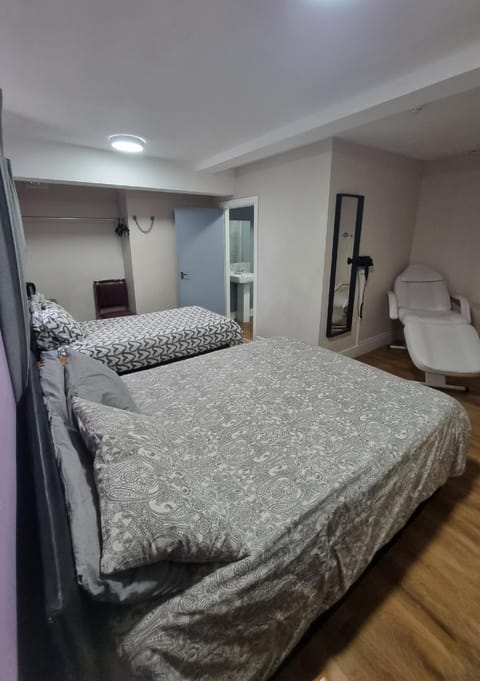 Xtasia Adult Hotel - Adults Only Bed and Breakfast in Oldbury