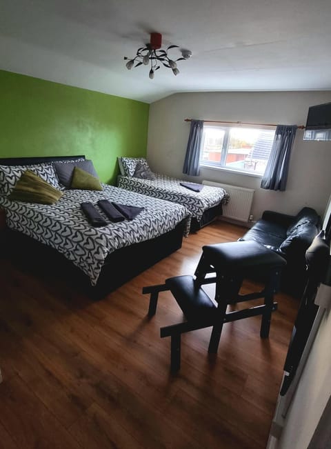 Xtasia Adult Hotel - Adults Only Bed and Breakfast in Oldbury