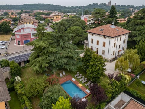 Property building, Day, Neighbourhood, Natural landscape, Bird's eye view, Garden, City view, Garden view, Pool view, Street view, Swimming pool, Parking