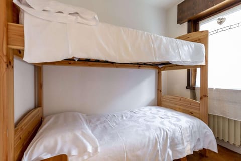 Bed, Photo of the whole room, bunk bed