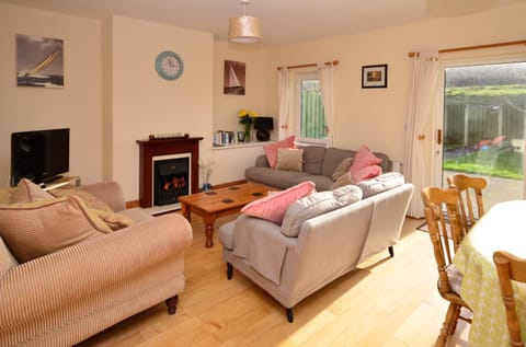 Communal lounge/ TV room, Living room, Seating area, fireplace
