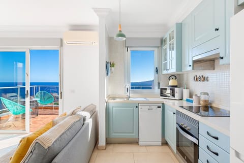 Kitchen or kitchenette, Sea view, minibar, pet friendly