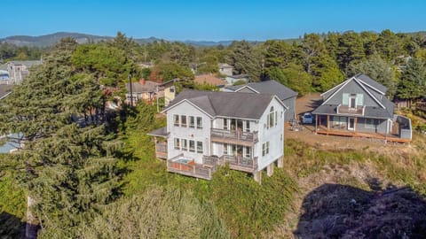 Alta Marea Shore House in Lincoln Beach