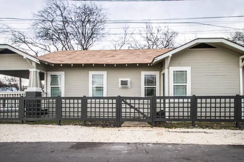 Hackberry St #B Renovated 2BR Near Downtown SA Apartment in San Antonio