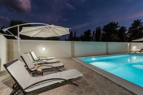 Andy modern & centrally located ap. for 6 with a pool Copropriété in Novalja