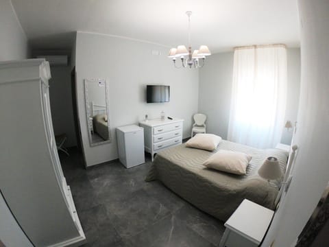 Bed, TV and multimedia, Living room, Photo of the whole room, wardrobe