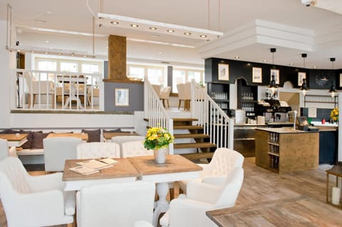 Restaurant/places to eat, Lounge or bar, Dining area