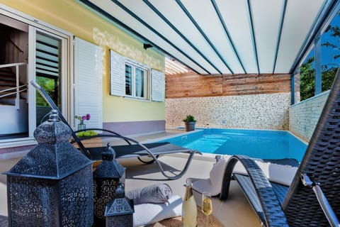 Balcony/Terrace, Seating area, Swimming pool