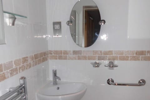 Cottage - Sleeps 5 - Hot Tub - Garden - Parking House in Wyre District