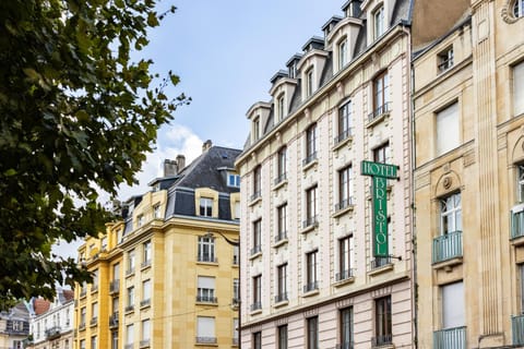 Property building, Day, Neighbourhood