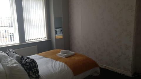 Gateshead's Amethyst 3 Bedroom Apt, Sleeps 6 Guests Apartment in Gateshead
