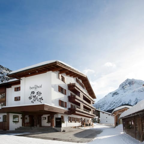 Property building, Nearby landmark, Facade/entrance, Natural landscape, Mountain view