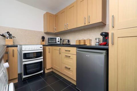 Coffee/tea facilities, Kitchen or kitchenette, dishwasher, stove