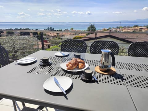 Natural landscape, View (from property/room), Balcony/Terrace, Dining area, Sea view