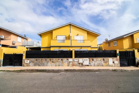 Property building, Facade/entrance, Day, Neighbourhood, Street view