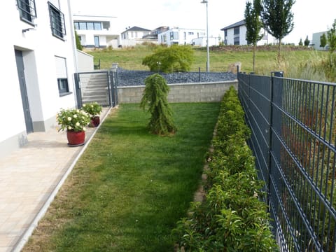 Property building, Facade/entrance, Garden, Garden, Garden view, Street view