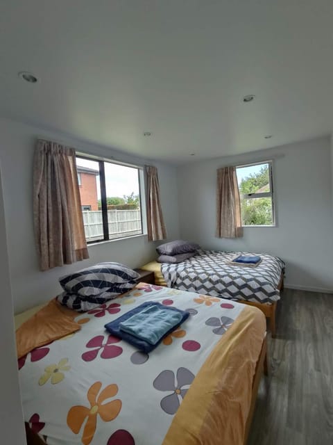 5 Double Beds including 1 Double Sofa Bed Garden Chalet, 8 Renton Road, Mt Albert, Auckland Chalet in Auckland