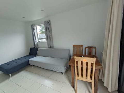 5 Double Beds including 1 Double Sofa Bed Garden Chalet, 8 Renton Road, Mt Albert, Auckland Chalet in Auckland