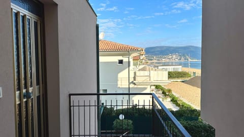 M97 - Marcelli, trilocale sul mare con spiaggia privata Apartamento in Marcelli