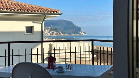 M97 - Marcelli, trilocale sul mare con spiaggia privata Apartamento in Marcelli