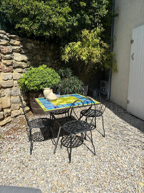un petit coin de paradis avec piscine et parking Alojamiento y desayuno in Villeneuve-lès-Avignon