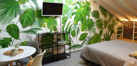 TV and multimedia, Photo of the whole room, Seating area, Bedroom