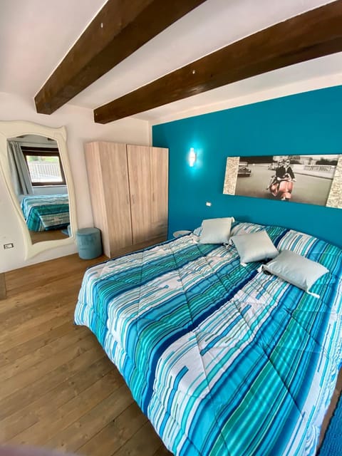 Photo of the whole room, Bedroom, wardrobe