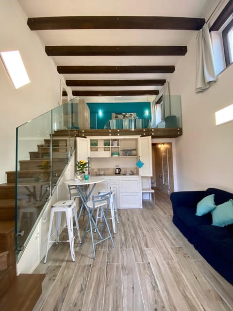 Kitchen or kitchenette, Seating area, Dining area