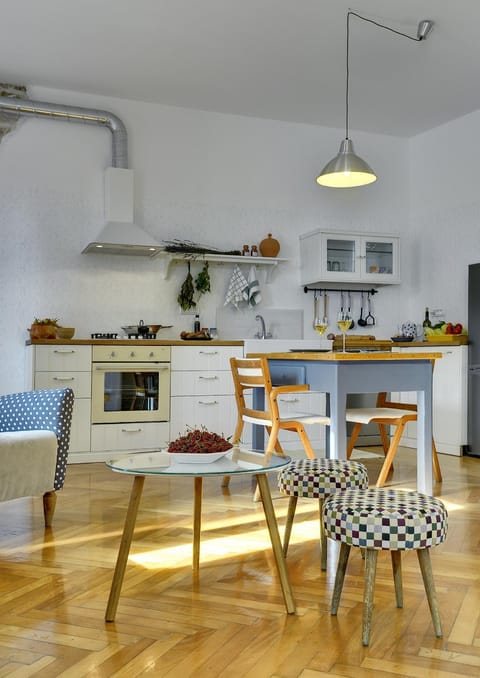 Kitchen or kitchenette, Dining area