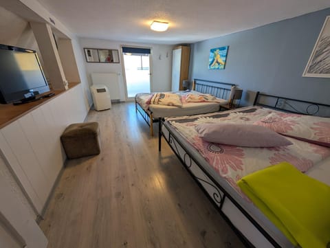 TV and multimedia, Photo of the whole room, Bedroom