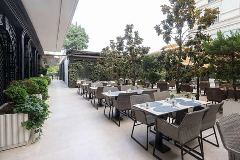 Patio, Restaurant/places to eat, Garden, Seating area, Garden view