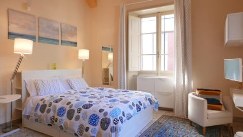 Bed, Photo of the whole room, Decorative detail, Bedroom, On site, Quiet street view